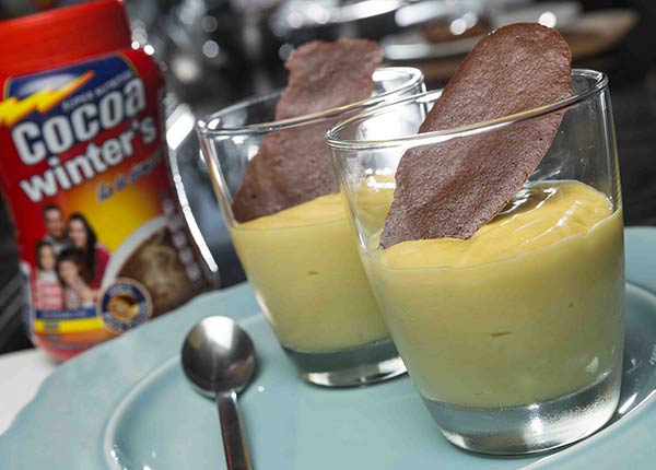 Mousse de mango con galletitas crocantes de chocolate